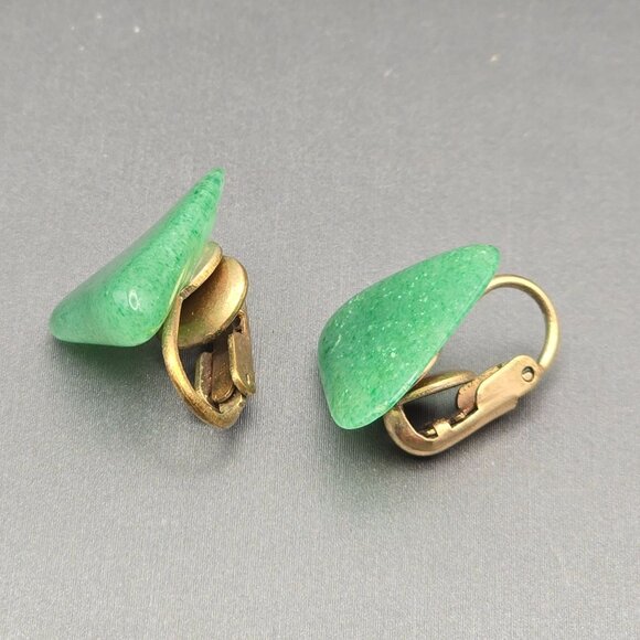 VTG Green Aventurine Gemstone Triangle Clip-On Earrings .75" Gold Tone MCM 1950s - Picture 2 of 6